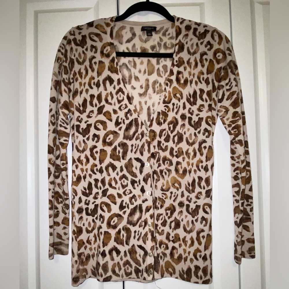 Ann Taylor Leopard Print Cardigan XS 100% Merino Wool Button Front Lightweight - Picture 2 of 8